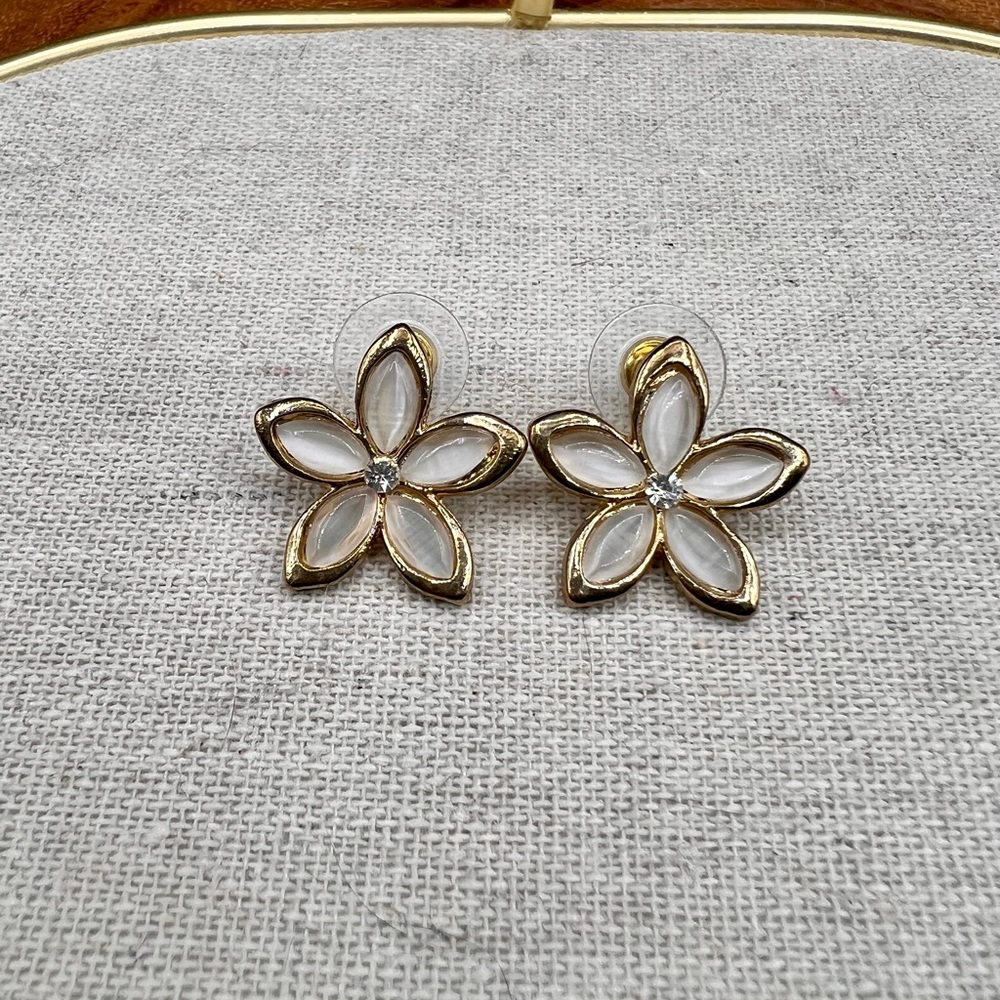 𝔾𝕆𝕃𝔻 𝕋𝕆ℕ𝔼 Flower Earrings